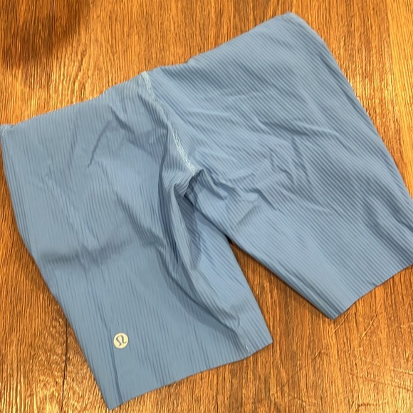 LuluLemon ribbed high waist biker shorts, size 4 periwinkle color - Picture 5 of 5